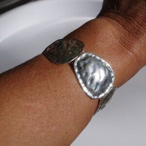 Women`s silver tone stretch bracelet